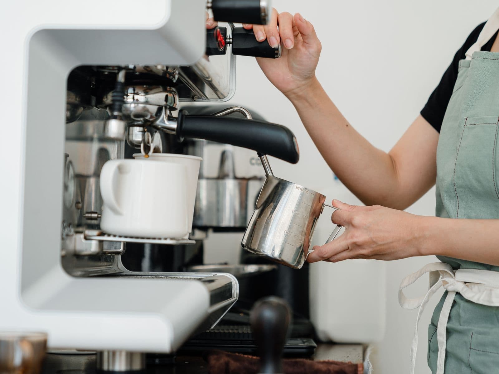Barista připravuje kávu na kávovaru