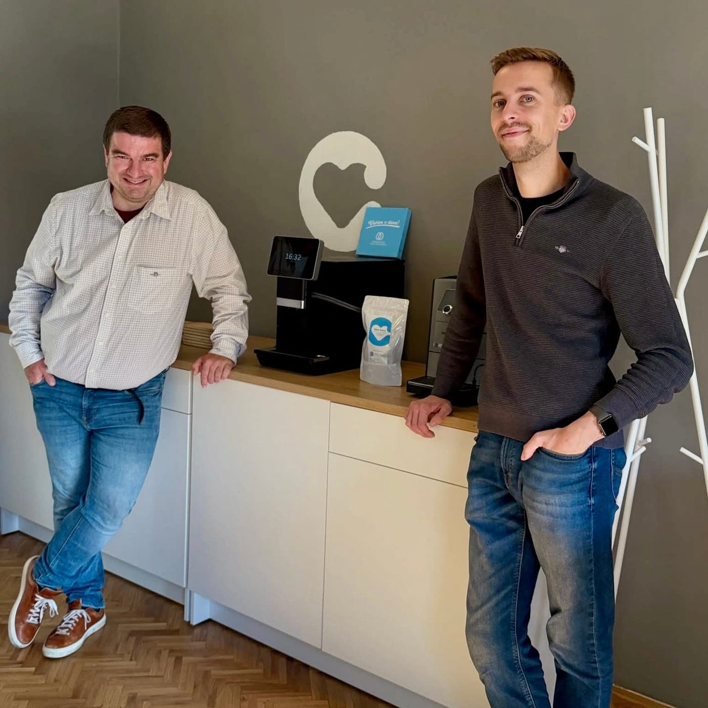 Daniel Zbořil a Pavel Novotný v provozovně OPRAVdu KAFE